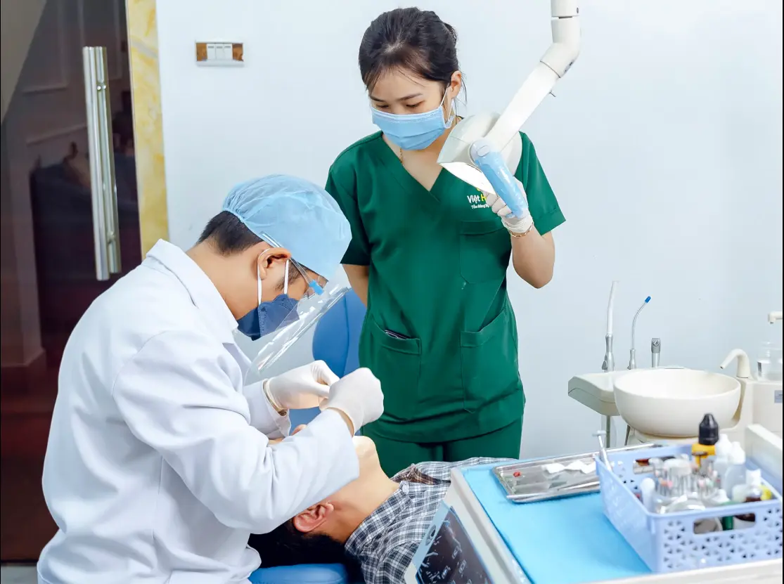 Bác sĩ kiểm tra răng cho bệnh nhân