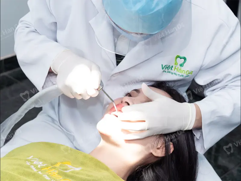 Bác sĩ thăm khám cho bệnh nhân