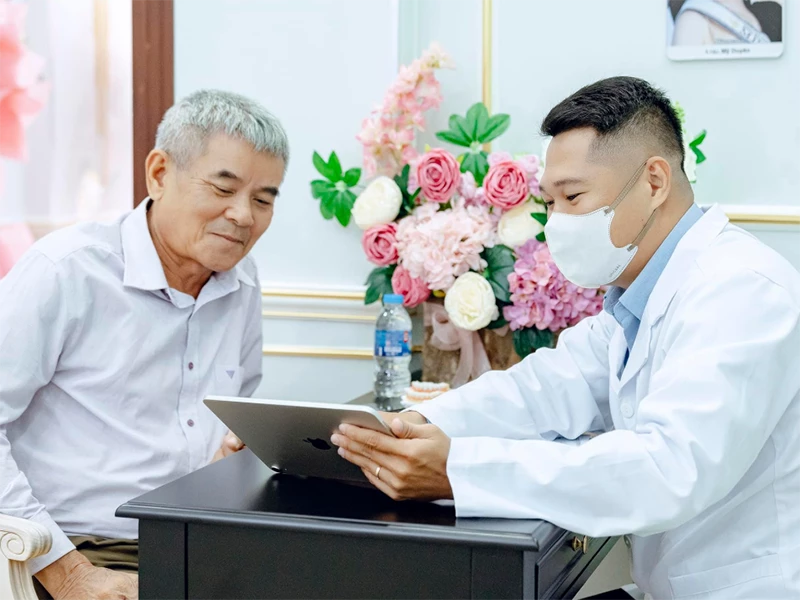 Bác sĩ tư vấn cho khách hàng