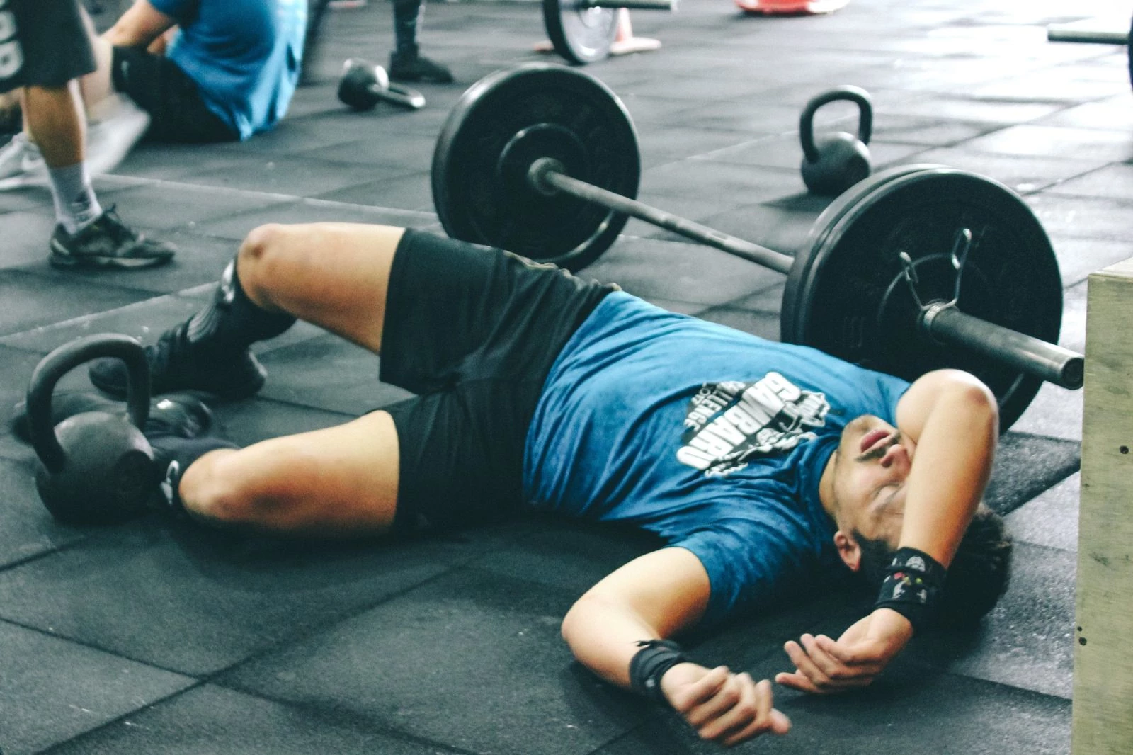 Hạn chế hoạt động mạnh
