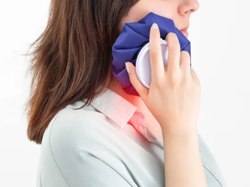 Chườm đá lạnh giúp giảm sưng sau khi trồng răng Implant
