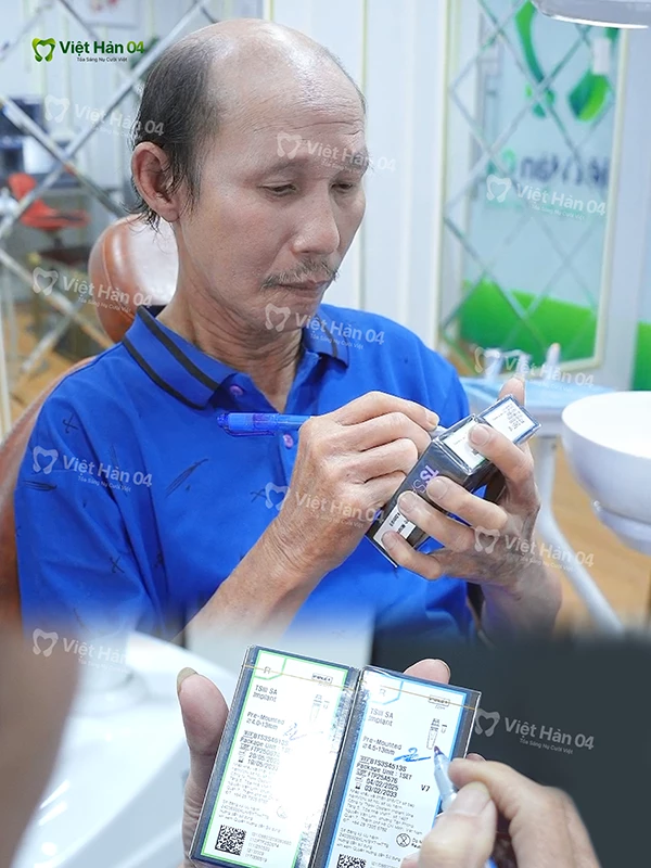 Khách hàng ký tên lên hộp đựng trụ Implant tại nha khoa Việt Hàn 04
