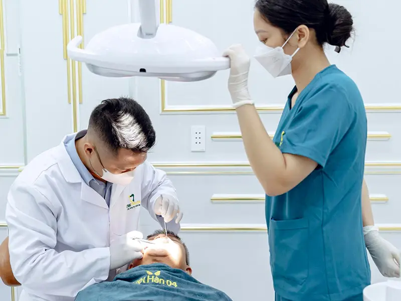 Tay nghề bác sĩ chuyên khoa quyết định tỷ lệ thành công khi trồng răng cửa