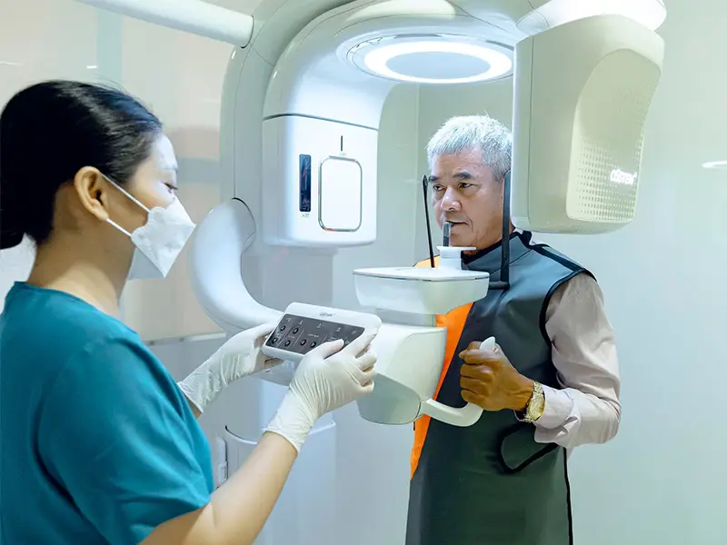 Thăm khám chụp phim trước khi làm răng sứ thẩm mỹ