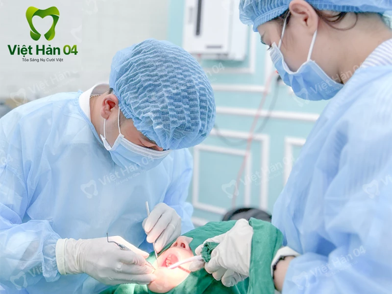 Bác sĩ thực hiện trồng răng implant